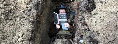 A photo of a warrior and UCU graduate reading Timothy Snyder in a trench has gone viral