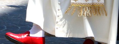 Червоні черевики Папи Бенедикта XVI