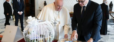 Папі Франциску подарували Різдвяну зірку, яку виготовили вихованці катехитичної школи «Свята Софія»