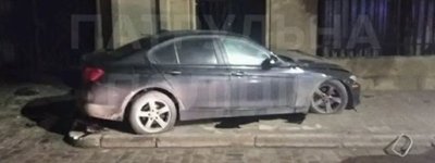 П’яний водій протаранив браму Личаківського цвинтаря у Львові