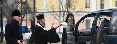 Митрополит Епифаний освятил и передал автомобиль для защитников Украины