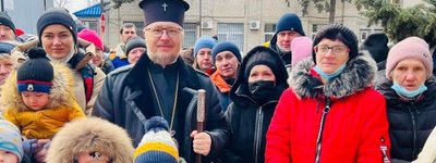 У Дніпрі сотні українських родин-переселенців отримали допомогу від Вселенського Патріарха