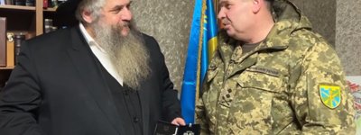 Rabbi Moshe Azman received an award from the Territorial Defense commander of the Armed Forces of Ukraine