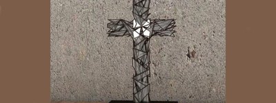 Папі подарували хрест, символ болю українського народу