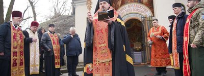 Єпископ УГКЦ освятив пам’ятну дошку Герою України Віталію Скакуну на Аскольдовій могилі