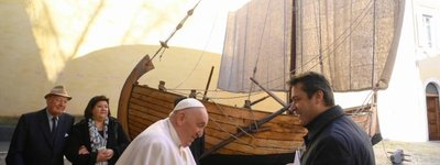 Папе Франциску подарили восьмиметровую "лодку Петра"