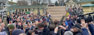 Scuffle erupts between activists and supporters of the UOC-MP in Kyiv Pechersk Lavra