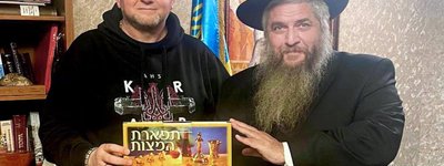 Rabbi Azman presented Zaluzhny with matzah prepared according to an old recipe