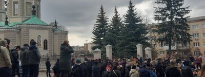 У Хмельницькому зібралась акція під храмом УПЦ МП. В ОВА закликали знизити градус напруги