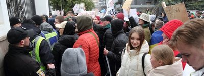 «Московські попи – спонсори війни»: у Тернополі кілька сотень людей вийшли на протест проти УПЦ МП