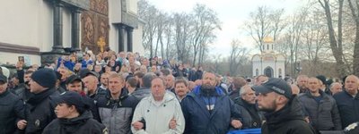 Біля собору в Кам'янці-Подільському, де відбулися сутички, знову збираються активісти