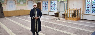 Шейх Мурат Сулейман у приміщенні для молитви в Ісламському культурному центрі у Львові