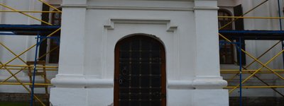 У Трапезній церкві в Софії Київській встановили дубові двері замість ДСП