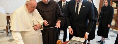 Папа Франциск подарував Денису Шмигалю бронзову квітку та «Енцикліку про мир в Україні»