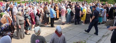 Біля будинку культури у Приютівці віряни УПЦ співають молитви та не пускають на збори жителів громади.