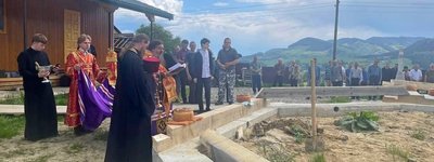 Скандальний єпископ УПЦ МП Никита заклав камінь для будівництва нового храму на Буковині