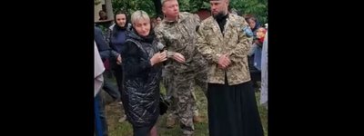 На Буковині під час похорону прихильниця Московського Патріархату вирвала мікрофон у капелана ПЦУ