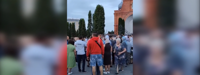 На Хмельниччині віряни УПЦ МП кричали "ганьба" військовим на похованні загиблого Героя