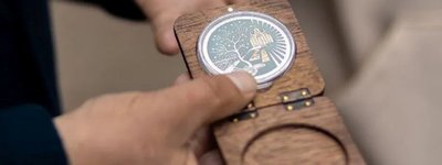 Pope Francis received the commemorative "Bucha Coin"