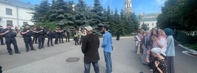 Представители заповедника вместе с полицией опломбируют здания Киево-Печерской лавры