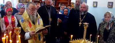 Два любителі росії: Митрополит Іриней Середній (крайній зліва) та священик Олександр Лунєгов (з жовтим Хрестом)