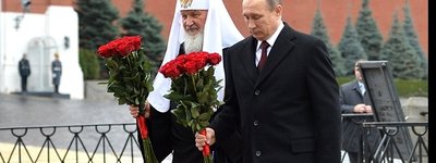 Patriarch of the Russian Orthodox Church Kirill and Russian President Vladimir Putin lay flowers at the monument to Kuzma Minin and Dmitry Pozharsky in Moscow on Nov. 4.