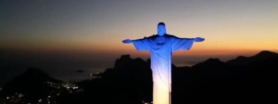 Статую Христа-Спасителя у Ріо-де-Жанейро підсвітили синьо-жовтими кольорами