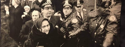 На архівному фото поліція міста Чикаго затримує учасників заворушення біля греко-католицької церкви Св. Миколая, які вимагали освятити воду 19 січня 1968 року.