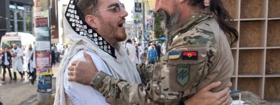 «Ужасный фашизм»: В сеть попало фото с бойцом «Азова» на праздновании Рош ха-Шана в Умани