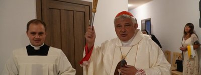 Cardinal Krajewski blesses the house for single mothers and women in crisis in Lviv