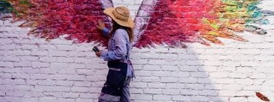 «Нагадуємо людству, що ми — янголи цієї Землі»: американська художниця створить у Києві мурал-арт