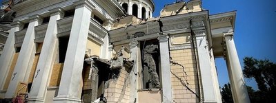 "Варварське руйнування": Боррель оглянув зруйнований ракетою собор в Одесі