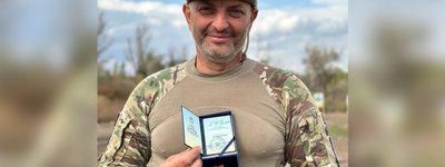 Залужний нагородив "Золотим хрестом" пастора-снайпера із Вінниччини