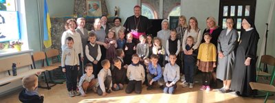 Апостольський нунцій відвідав католицьку гімназію в Києві та відповів на питання дітей