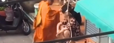 Монах з Таїланду заспокоїв п'яного росіянина, який чіплявся до перехожих