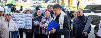 Roman Catholics brought stones fallen from St. Nicholas Church to the Ministry of Culture in Kyiv