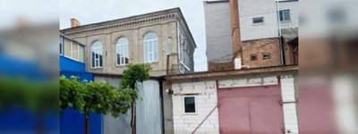 Суд зобов'язав підприємця знести склад, який він побудував біля 130-річної синагоги
