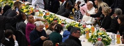 Папа Франциск розділив святковий обід з убогими й потребуючими