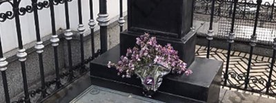 На могилу Столипіна у лаврі принесли квіти з «Z»-символікою