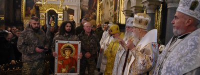 Бійці Грузинського національного легіону подарували владиці Філарету ікону святого Георгія