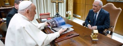 Папа Франциск та режисер Мартін Скорсезе разом позували з хлопавкою у кабінеті зали Павла VI