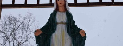 У придорожній каплиці на Житомирщині встановили та освятили нову фігуру Діви Марії, яку двічі руйнували вандали
