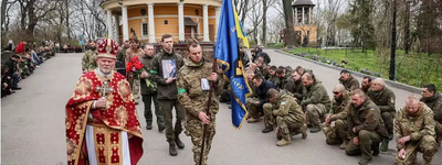 Servicemen of the Ukrainian National Guard attend the funeral of the four of their fellow servicemen killed during Russia’s invasion of Ukraine, in Kyiv April 20, 2022.