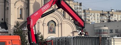 Возле храма, где будут отпевать Навального, начали ставить ограждения