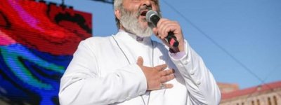 В Ереване протестующие выдвинули архиепископа Галстаняна на пост премьера Армении
