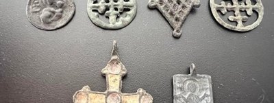 Митники вилучили середньовічні хрести та дохристиянські прикраси і амулети