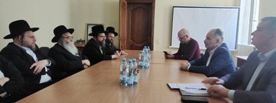 Viktor Yelensky discussed the preservation of the ancient Jewish cemetery in Uman with the U.S. Jewish organizations delegation