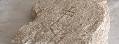 На Франківщині під час розкопок Галицького замку знайшли брилу з хрестами XII століття