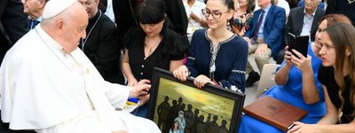 Родичі захисників Маріуполя вручили Папі списки українських військовополонених