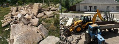 На Франківщині під час демонтажу радянського пам'ятника знайшли понад 50 єврейських надгробків